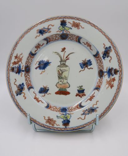 null Trois assiettes en porcelaine famille Rose et Imari chinois, Chine, époque Kangxi...