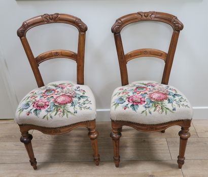null Pair of chairs in molded and carved wood, upholstery of tapestry in the point...