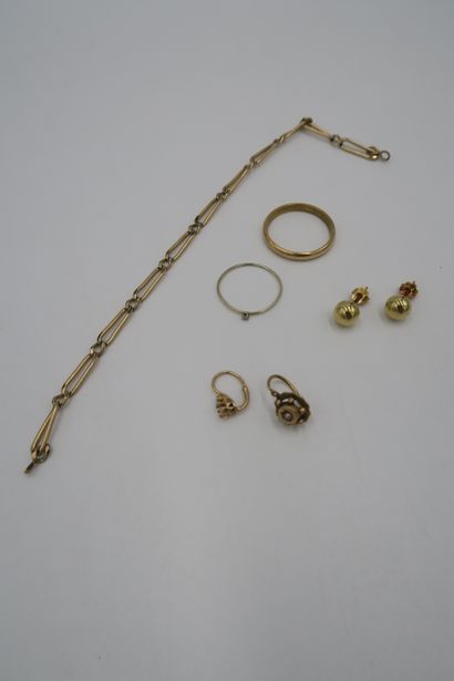 Set in 18K yellow gold including a curb chain,...