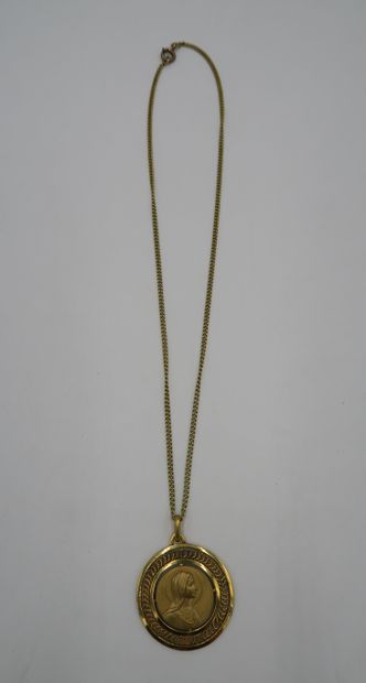 18K yellow gold chain
PB. 7,1 g
A plated...