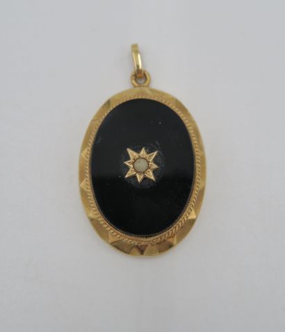 Oval pendant in 18K yellow gold and onyx,...