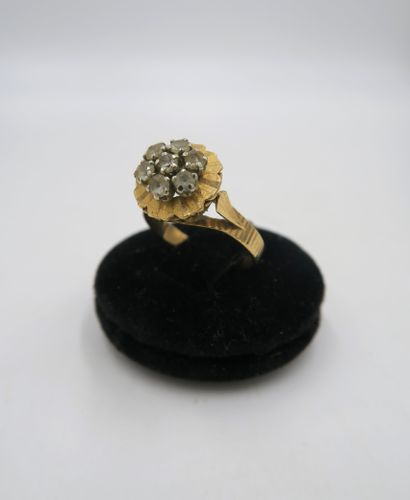 null Flower-shaped ring in 18K yellow gold, set with six white stones
PB. 3,5 g....