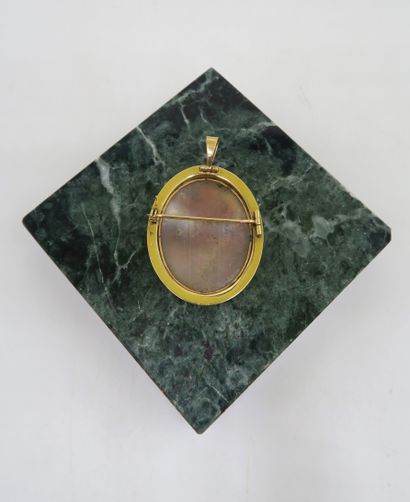 null Yellow gold oval pendant centered with a resin cameo (?) depicting a muse, pendant...