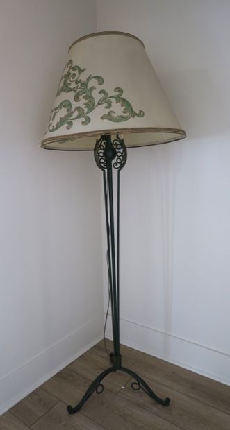 null 1950s-style floor lamp in wrought iron with green patina, with tripod base and...
