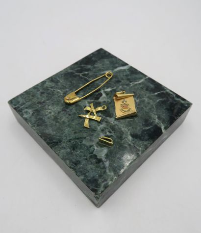 null Set in 18K yellow gold comprising a safety pin brooch set with a brilliant,...