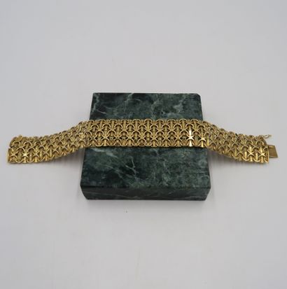 null Soft bracelet in 18K yellow gold, decorated with interlaced links on bar motifs,...