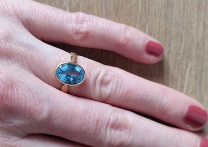 null Yellow gold ring set with a blue topaz. Finger size: 51. Gross weight: 3.36...