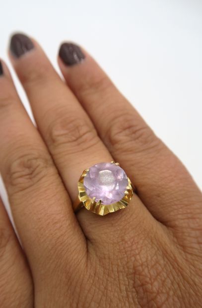 null 18K yellow gold ring set with an amethyst
PB. 3,9 g. Finger size 61
Chips
