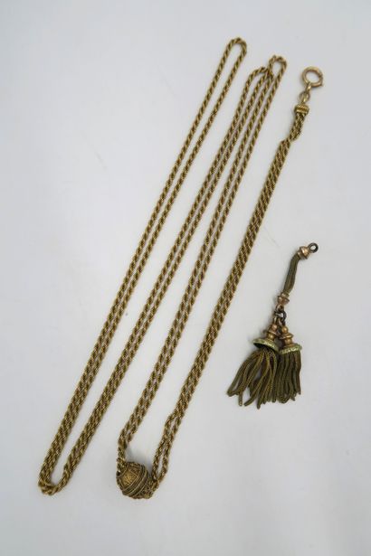 null 18K yellow gold twisted watch chain
PB. 41,9 g
A metal fringed tassel is in...