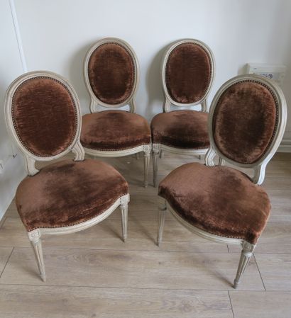 null Suite of three Louis XVI period chairs, stamped Nicolas-Louis Delaisement, reçu...