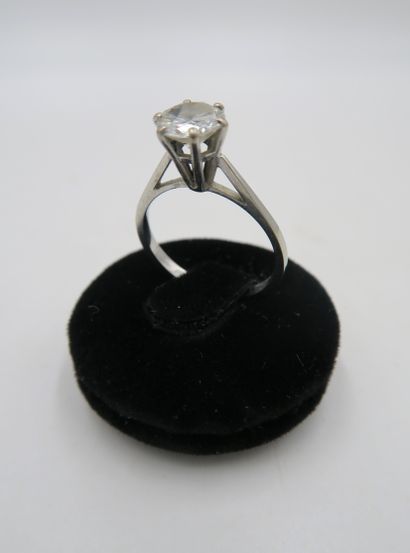 null Solitaire ring in 750/°°° white gold set with a modern round brilliant-cut diamond...