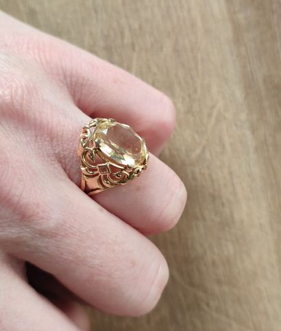 null Ring in yellow gold 750/°°° with an openwork chaton of foliage and centered...
