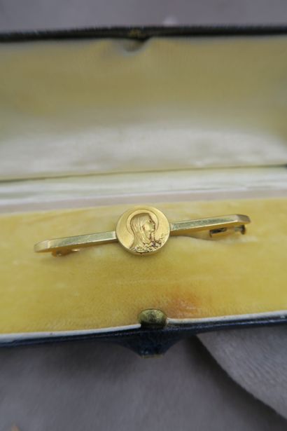 null In a case: 3 18K gold pins
PB. 4,7 g