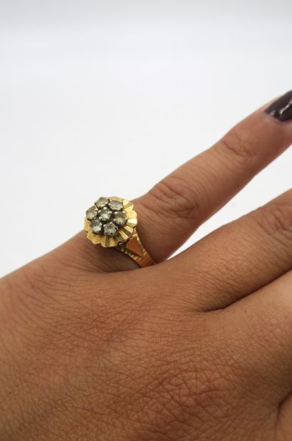 null Flower-shaped ring in 18K yellow gold, set with six white stones
PB. 3,5 g....
