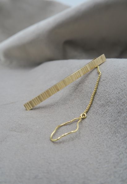 null Tie pin in 18K yellow gold, with striated decoration, with a safety chain in...