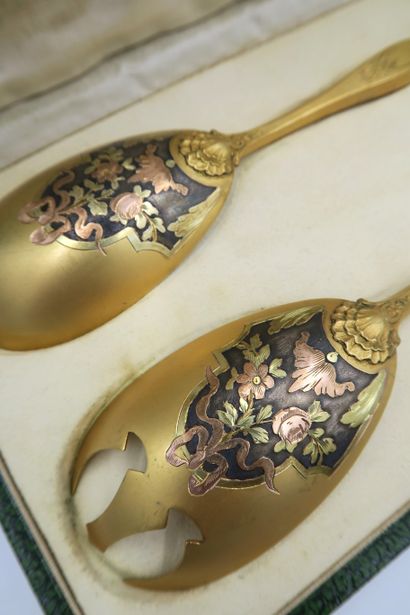 null Set comprising a pair of salad servers in gilt metal with forged silver handles,...