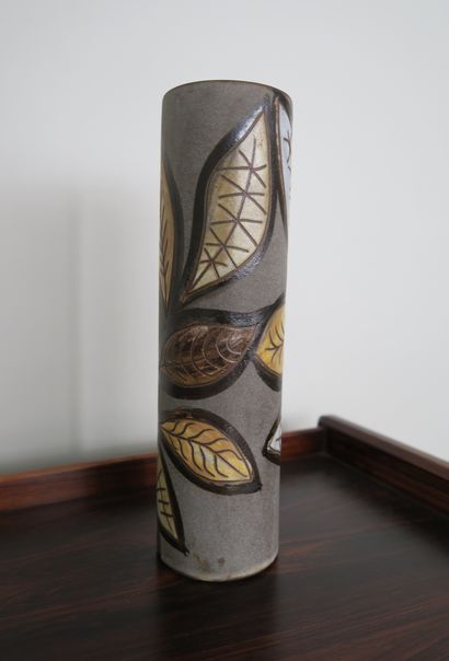 null Kostanda, Vallauris
Cylindrical vase in brown stoneware, decorated with leaves,...