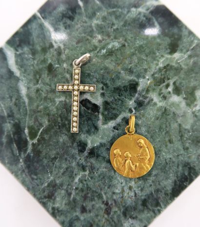null Round medal in 18K yellow gold, depicting a communion scene, PB. 1,6 g 
A cross...