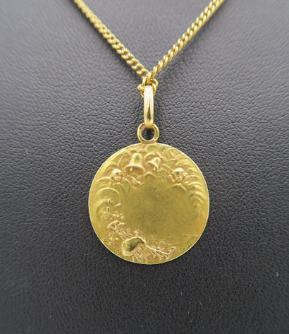 null Chain and medal "clochettes" in 18K yellow gold
PB. 7,8 g