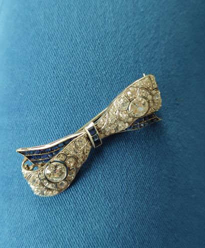 null Art Deco bow brooch in platinum and 585/°°°° white gold, entirely set with round...