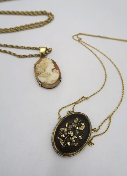 null Set of two necklaces: a twisted chain in 18K yellow gold with a cameo pendant,...