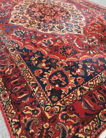 null Large Iranian carpet in polychrome wool with stylized flower design
306 x 200...