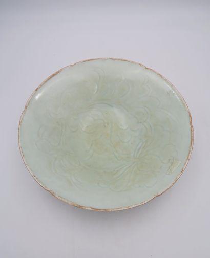 null Celadon-glazed porcelain bowl, China, possibly Song dynasty (960-1279)
Lobed...