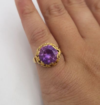 null Openwork pink gold 750/°°° bezel ring set with synthetic violet corundum. Circa...
