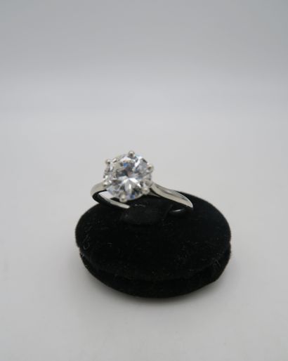 null Solitaire ring in 950/°°° platinum set with a modern round brilliant-cut diamond...