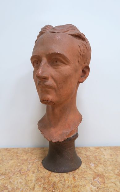 null G. ISELIN
Young man's head, 1923
Terracotta, signed and dated, on a wooden pedestal
H....