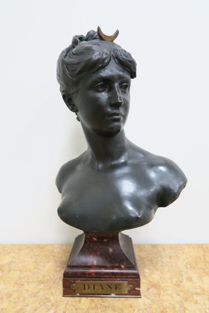 null After Mathurin MOREAU
Bust of Diana
Black patinated bronze, on a cherry red...