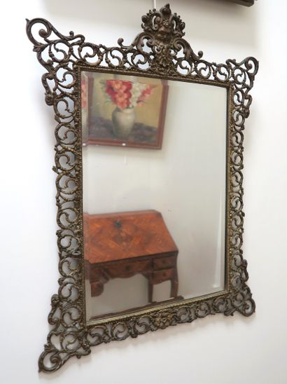 null Mirror with openwork metal frame with foliate scrolls
79 x 59.5 cm