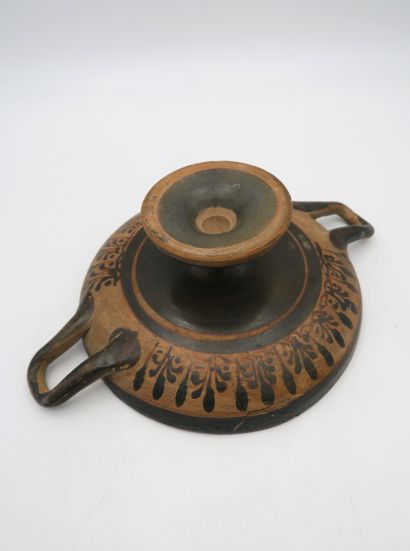 null Kylix with two handles, painted with a frieze of palmettes in black on an ochre...
