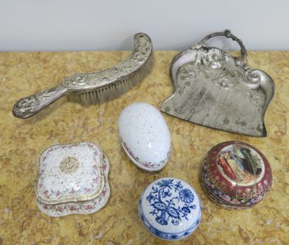 null Set of miscellaneous items: oil lamp, Fouillen à Quimper pocketknife, wooden...