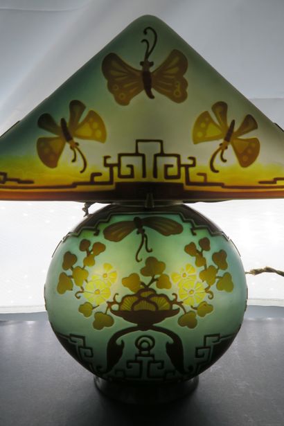 null ETABLISSEMENTS GALLE (1904 - 1936) 
Pagoda" table lamp with flattened spherical...