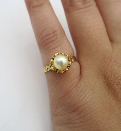 null 18K yellow gold pearl-centered ring with lattice motif
PB. 2,1 g. Finger size...
