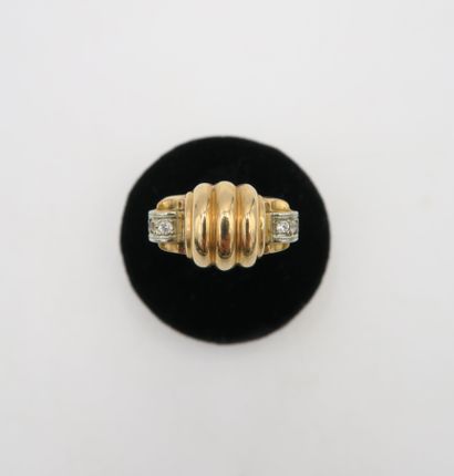 null Tank-style ring in 18K yellow gold, with central gadrooned motif, shouldered...