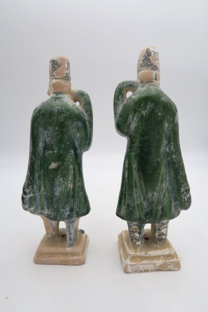 null Two bearers, a palanquin and a chest in green and brown glazed stoneware
China,...