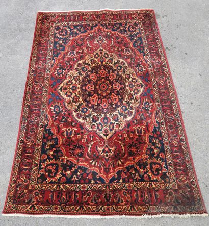 null Large Iranian carpet in polychrome wool with stylized flower design
306 x 200...