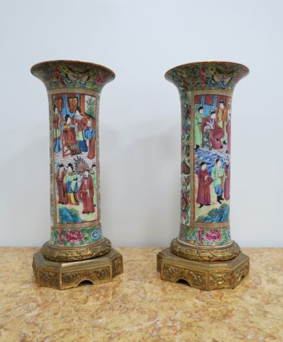 null Pair of porcelain horn vases in Canton enamels, late 19th century, decorated...