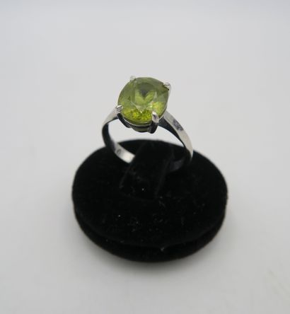 null Ring in 750/°°° white gold set with an oval-cut peridot weighing approx. 2.25...