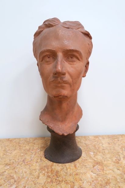 null G. ISELIN
Young man's head, 1923
Terracotta, signed and dated, on a wooden pedestal
H....