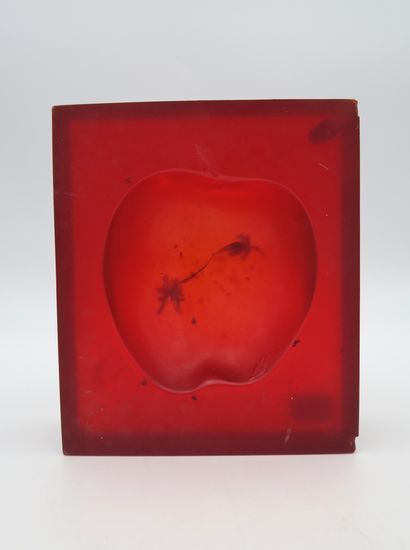 null Roy ADZAK (1927-1987)
Apple" ashtray in red resin, with recessed decoration...