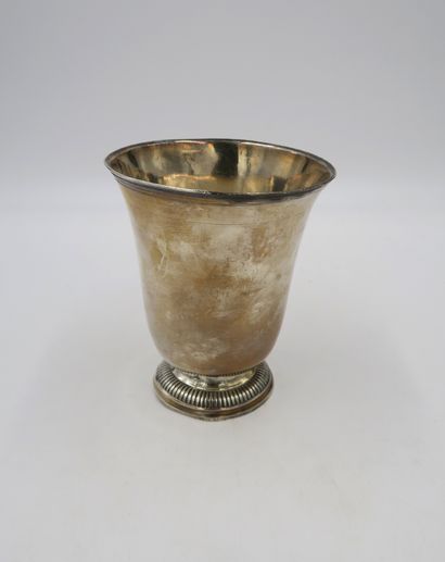 null Plain silver kettledrum, 18th century, on pedestal with gadroon frieze, fillet...