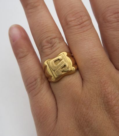 null Chevalière in 18K yellow gold, embossed with the initials CR
PB. 5.7 g.Finger...