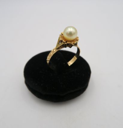 null 18K yellow gold pearl-centered ring with lattice motif
PB. 2,1 g. Finger size...