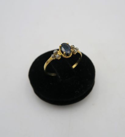 null Fine ring in 18K yellow gold, set with an oval sapphire and three small diamonds
Finger...