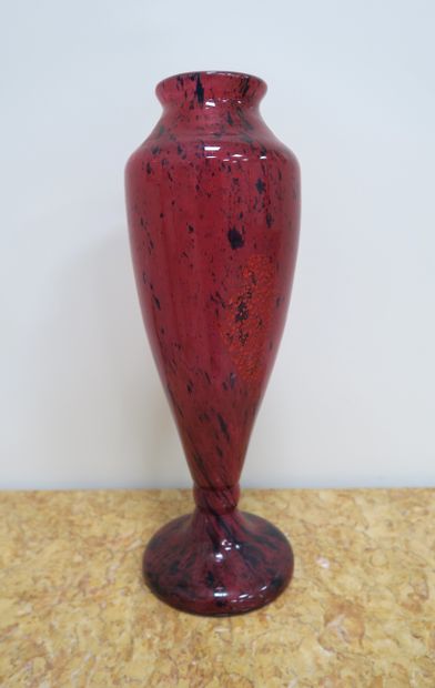 null DAUM Nancy France
Large pink-red glass vase speckled with blue, with gold pearl...