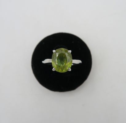 null Ring in 750/°°° white gold set with an oval-cut peridot weighing approx. 2.25...