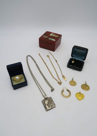 null Small lot of 18K gold and debris including an openwork creole, a fine broken...